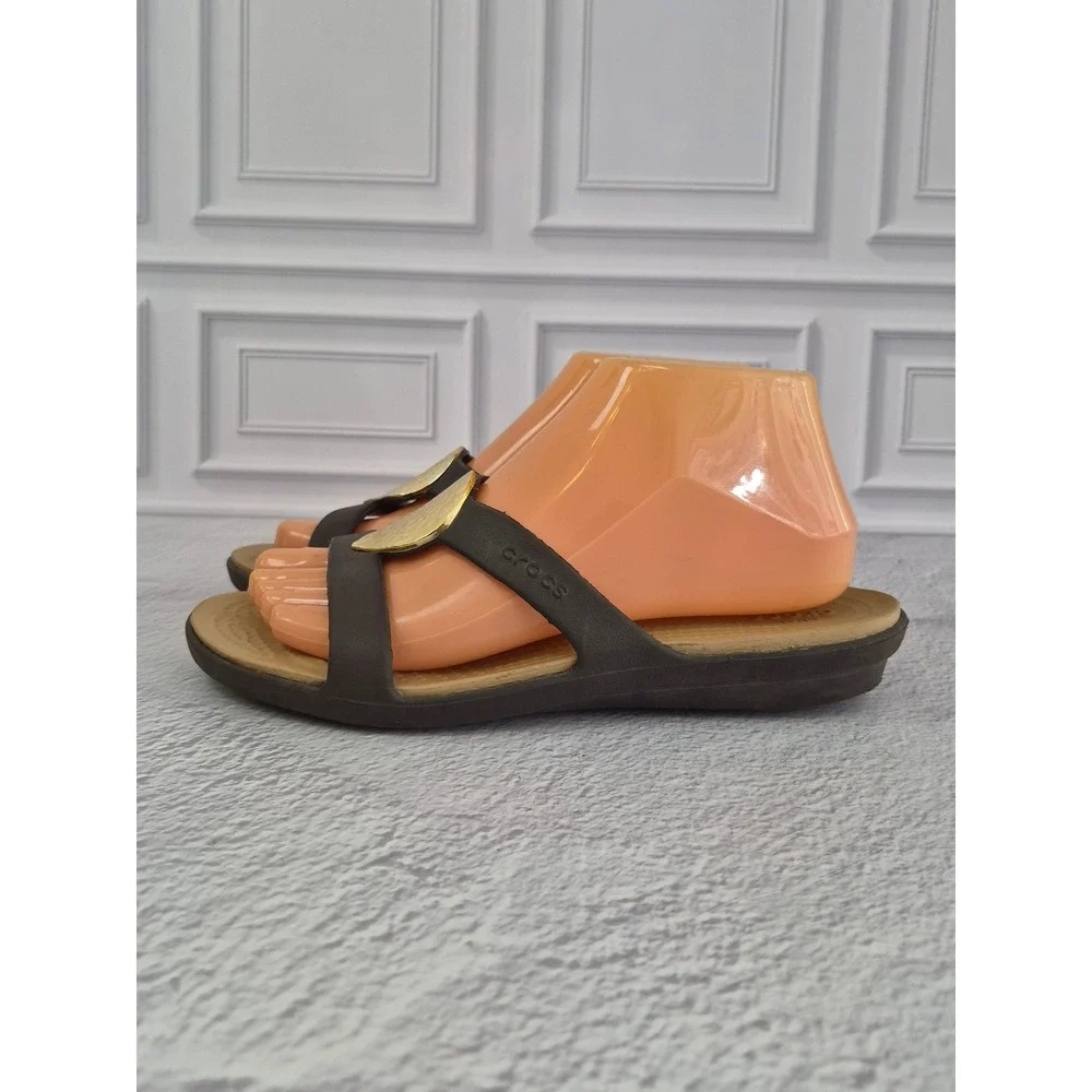 Crocs Sanrah Hammered Circle Wedge Sandals Womens 7 Espresso Brown Gold Slide